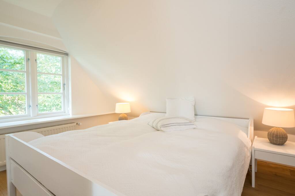 Schlafzimmer 1 mit Doppelbett (180 x 200)