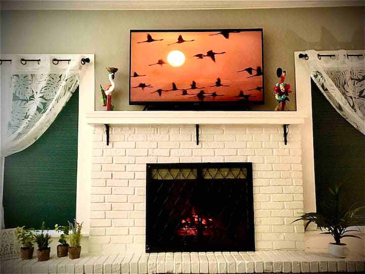 Snuggle kando ya meko ya umeme, furahia Samsung HD 45" Smart TV yetu na mfumo wa sauti wa HD. Ongeza Netflix BILA MALIPO, kinywaji cha joto na mpendwa wako kwa ajili ya mapumziko ya hali ya juu huko Flamingo Haven!