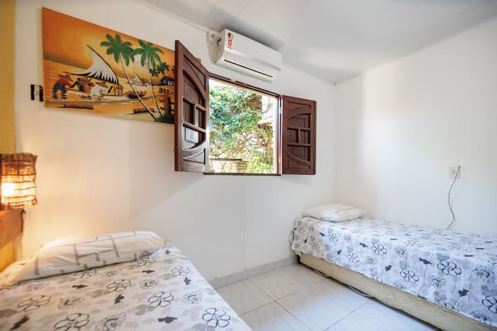  ( Ъгъл 02) Единична стая с 02 основни легла и 02 допълнителни легла (вградени), с удобно легло и чаршаф за почивка след ден на плаж или басейн!