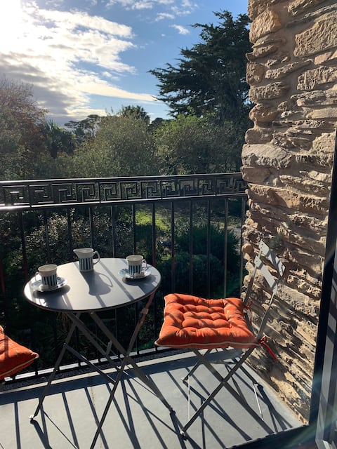 Beautiful loft, wood burner, easy walk to beach