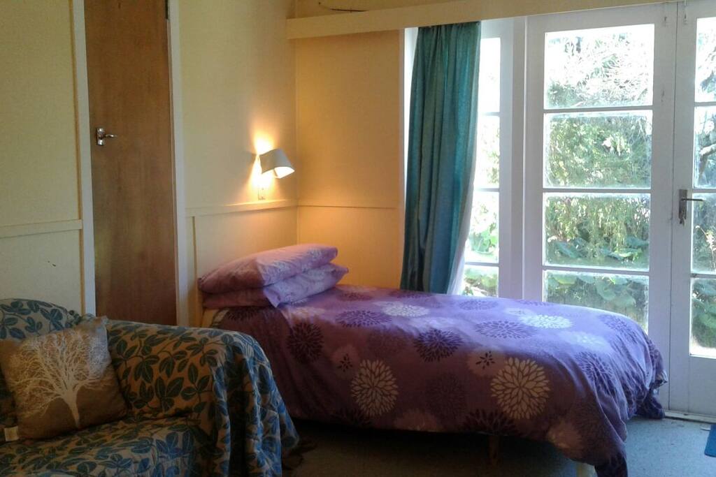 Single bed in same room as the queen bed.