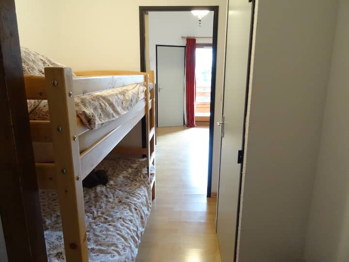 เตียงสองชั้นในห้องโถง