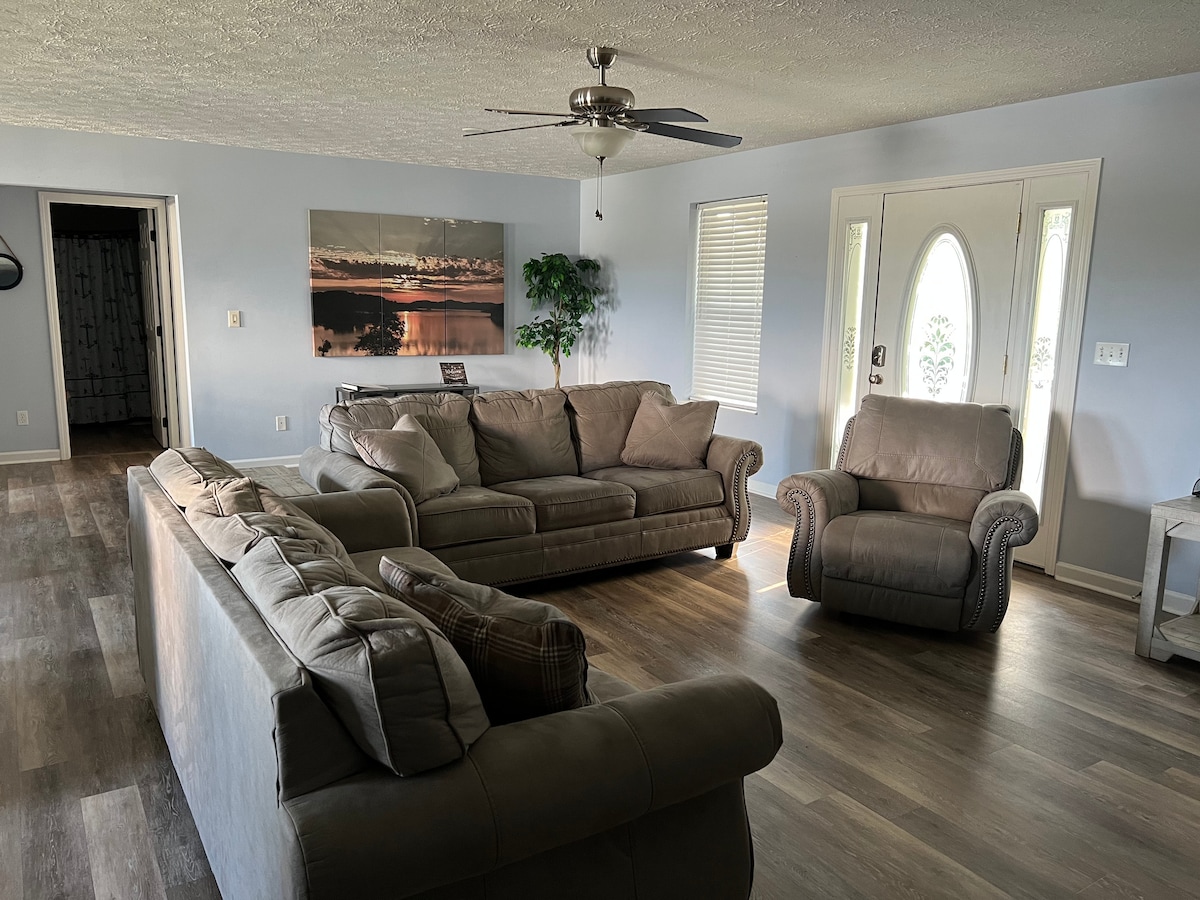 Successful Airbnb property: “Unforgettable Sunrise” on Douglas Lake/ Smoky Mt in Dandridge