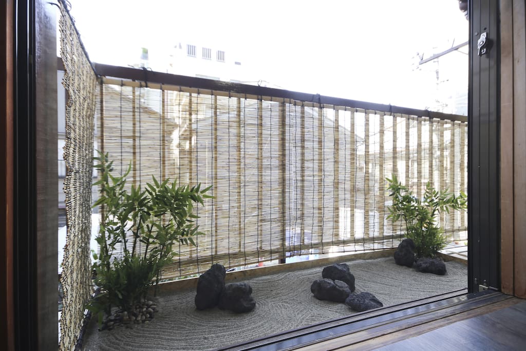 miniature Karesansui(traditional Japanese dry landscape garden) where you escape, for the moment the tensions of life