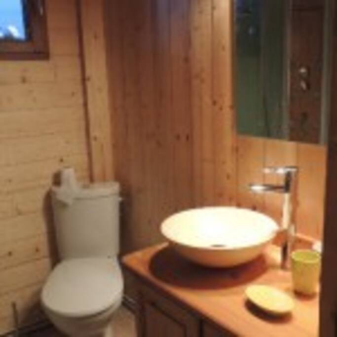 Salle de bain avec douche