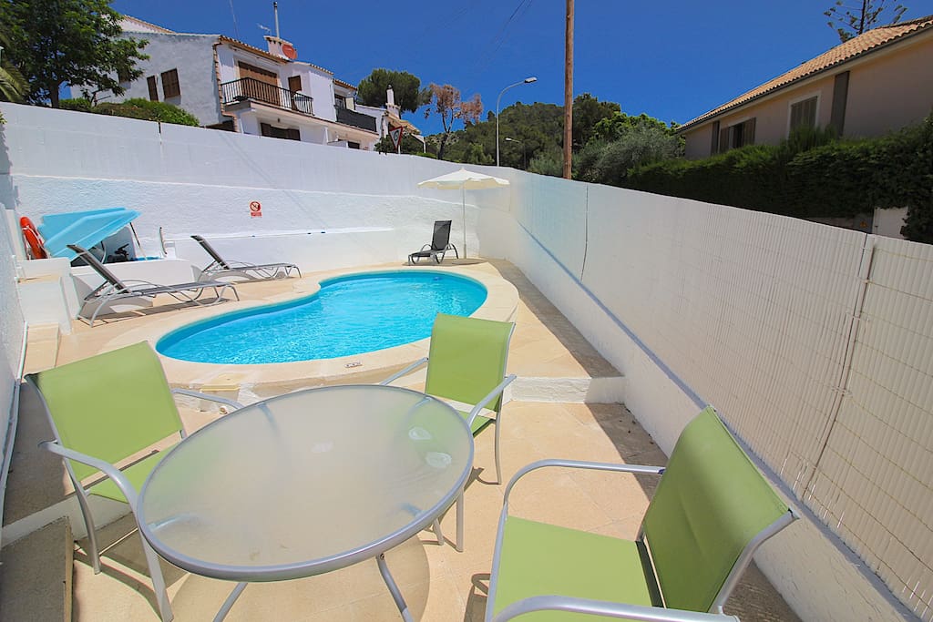 3 bedrooms, 2 bathrooms, garden, pool and beach!