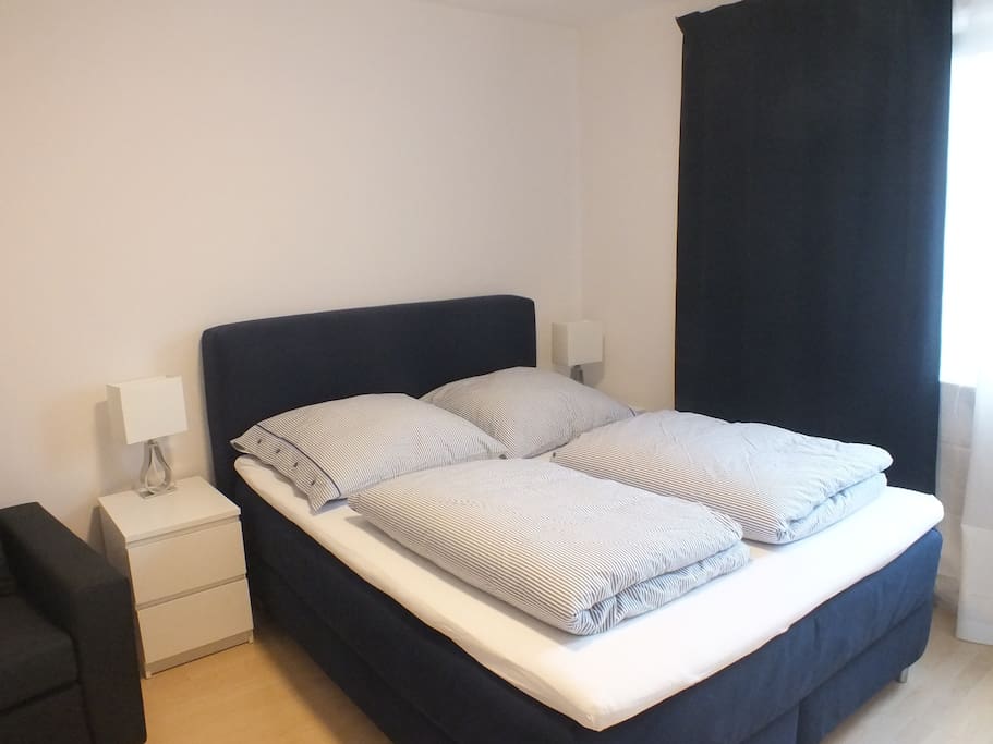 Large Queen Size Bed: 160cm