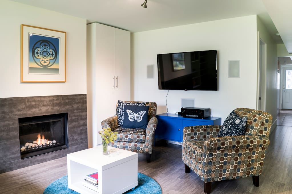 Cozy gas fireplace, large 50" flatscreen TV with surround sound.