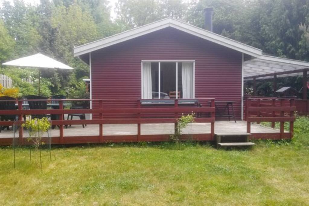 Dejlig terrasse med morgen-, middags- og aftenssol