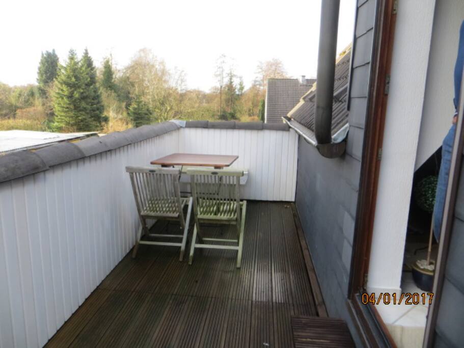 Großzügiger Balkon mit Blick ins Grüne, ganztägig Sonne