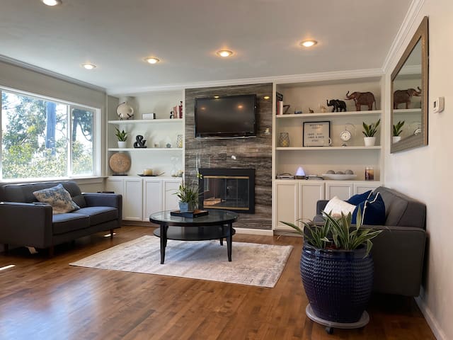 Spacious Oakland Hills home with peaceful views