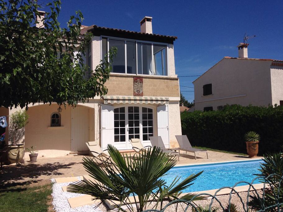 L'appartement se trouve au rez-de chaussée de la villa avec un accès complètement indépendant réservé aux locataires. Accès direct à la piscine depuis l'appartement.