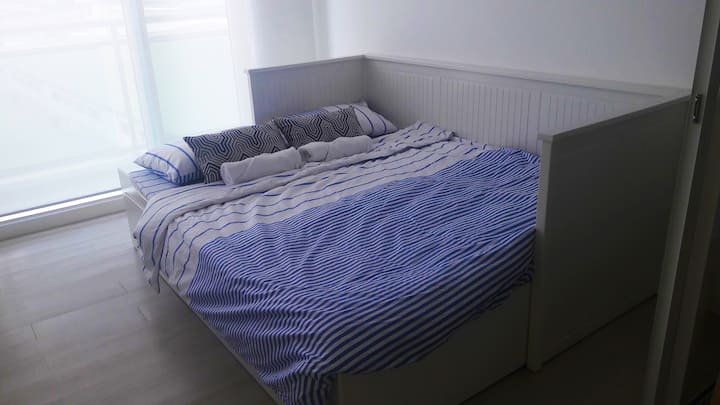 Dormitorio: cama tamaño queen muy cómoda con manta de edredón