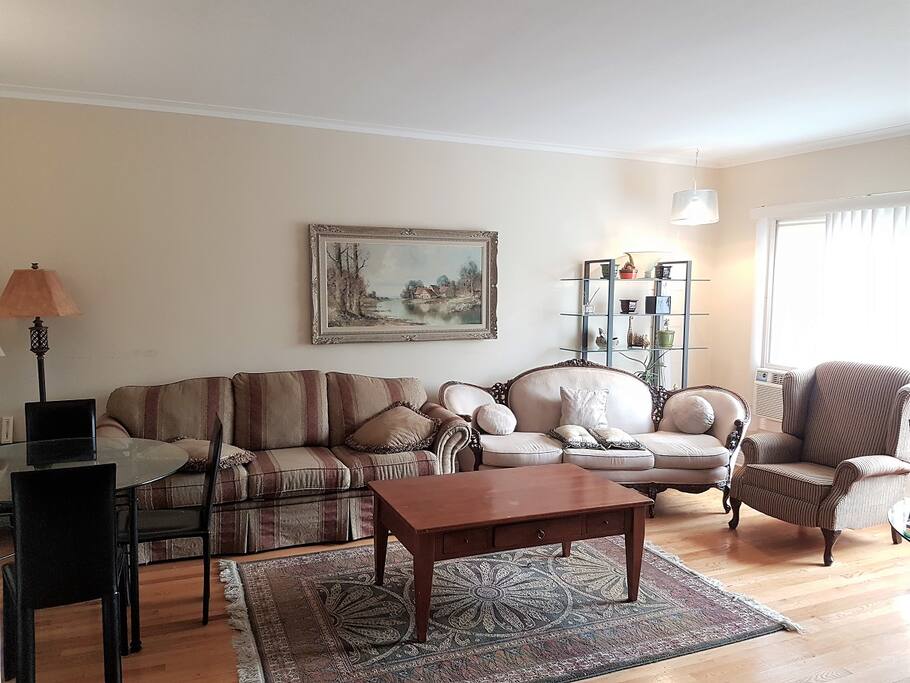 Big livingroom connected with a huge open area halway (split level)