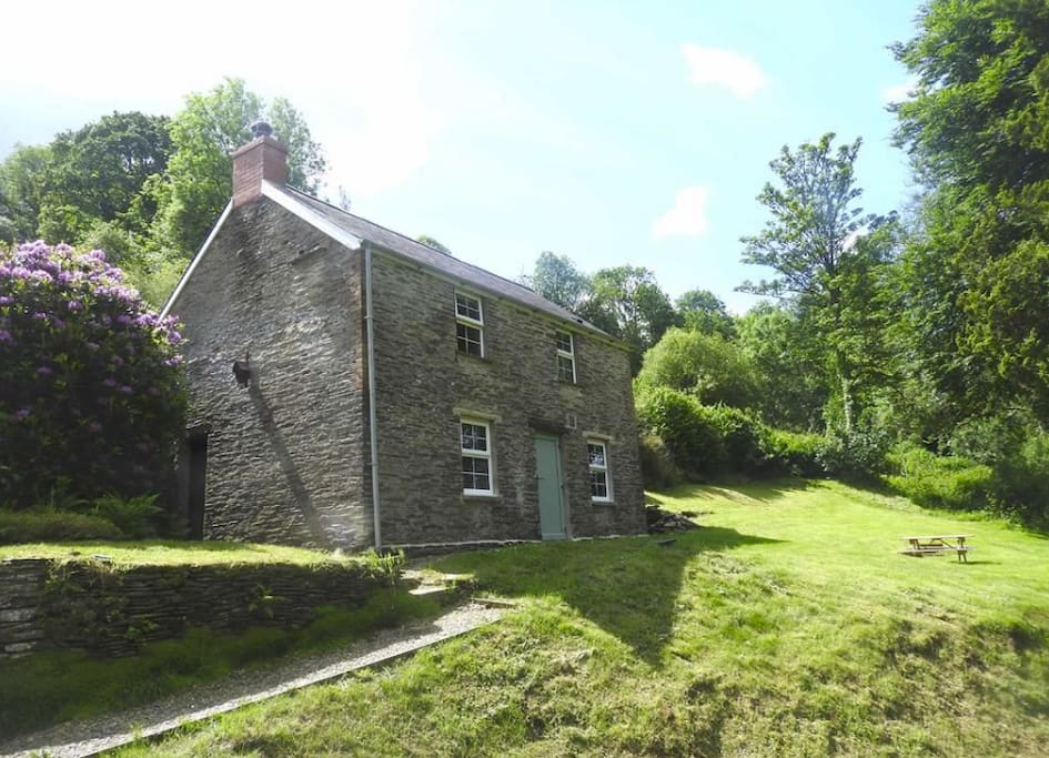 Betty's Cottage Beautiful, Secluded Valley Houses for Rent in Cwm