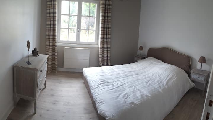 Sovrum i dubbelsängsstorlek på trädgårdsnivå