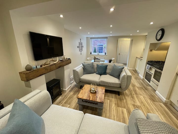 Garden Flat close to all amenities in Gt. Malvern Apartments for Rent