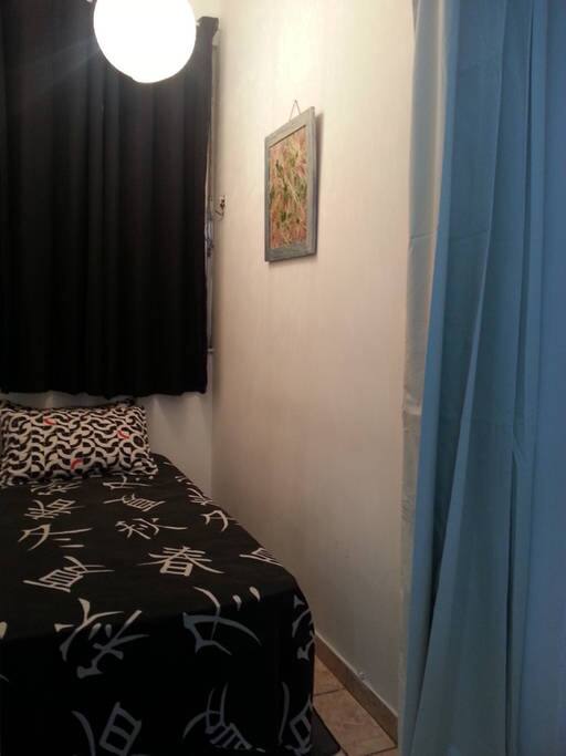 Quarto solteiro oferecido para hospedagem