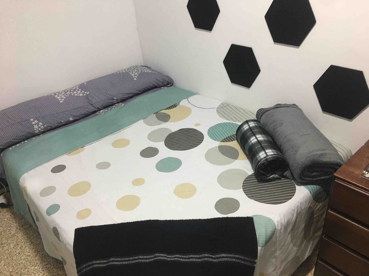 Habitación Premium 

Espaciosa con ventana interior y persiana. 

Luz natural, espacios limpios y especialmente pensados para teletrabajar con conexión Ethernet y fibra óptica de alta velocidad (1Gbps)

Cerradura en la puerta de tu habitación.