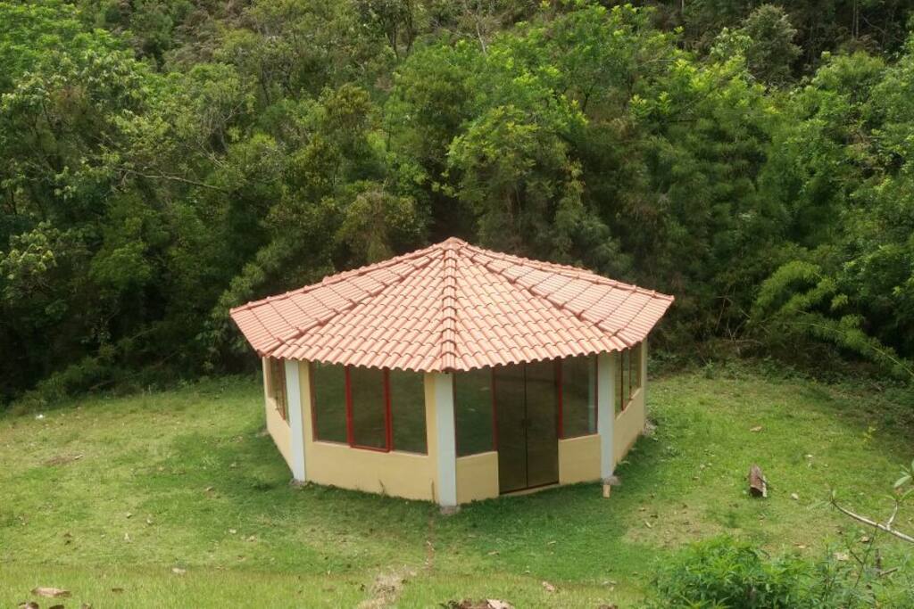 Quiosque junto a cachoeira