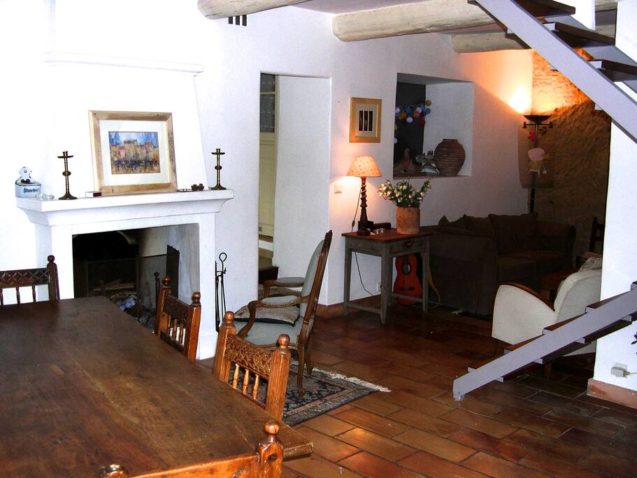 Salon et salle à manger. Cheminée