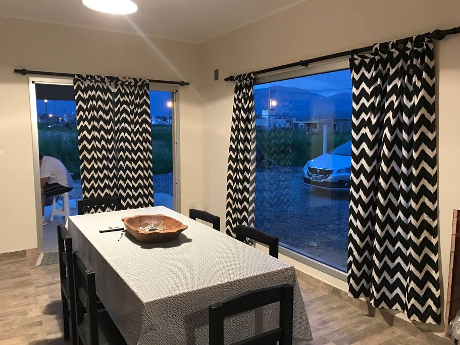 Comedor con excelente vista a los cerros