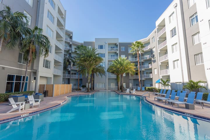 Pool And Gym At Tampa Mid Rise In Channelside Apartments For