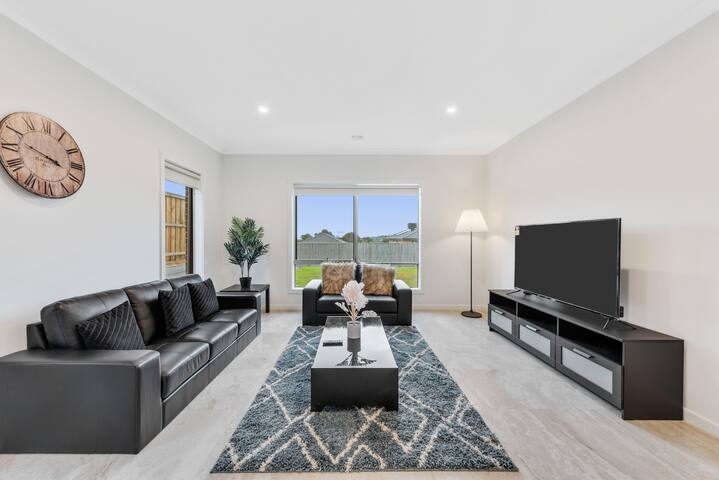 Croydon 6Bedder 4bath Spacious Comfy House gallery image 5