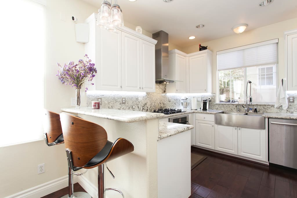 Kitchen and breakfast bar