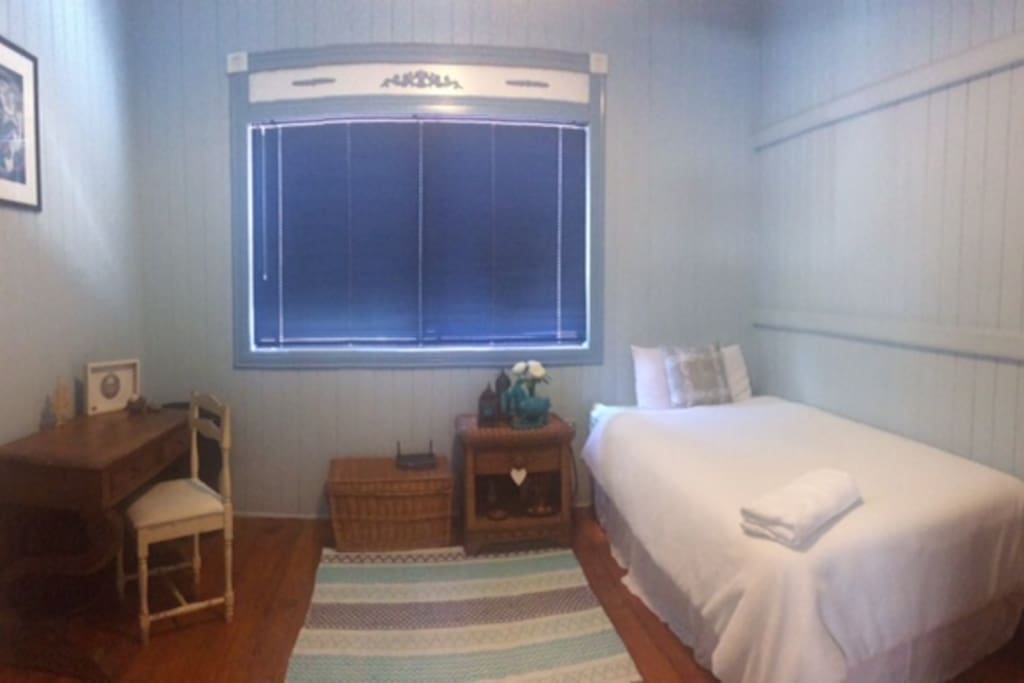 King single bed, additional floor mattress upon request. Note: This room is listed as Southport Broadwater Spacious Private Room *2 on this air bnb page