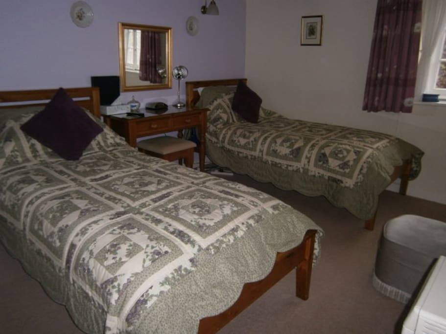 Lavender Room, twin beds