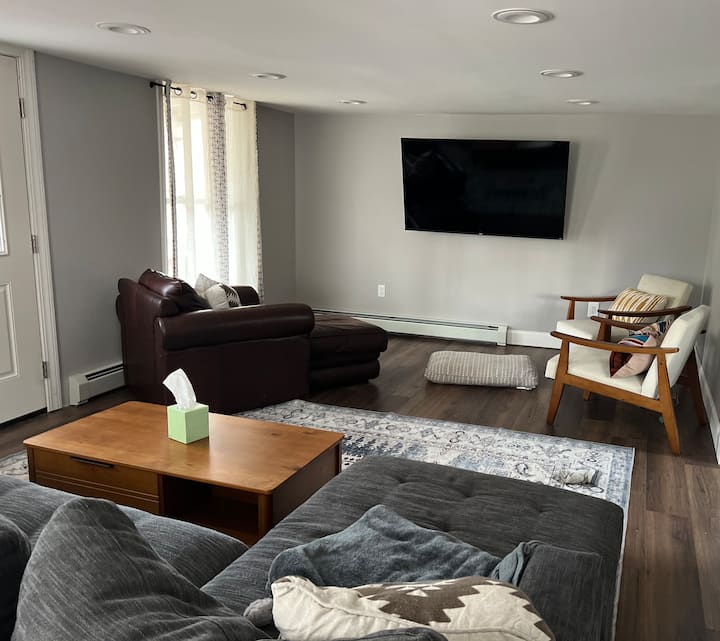 Modern, Centrally Located Village Home - Niagara-on-the-Lake