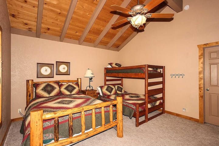 1 كوين ، 1 مزدوج بطابقين ، تلفزيون بشاشة مسطحة كبيرة غير معروض