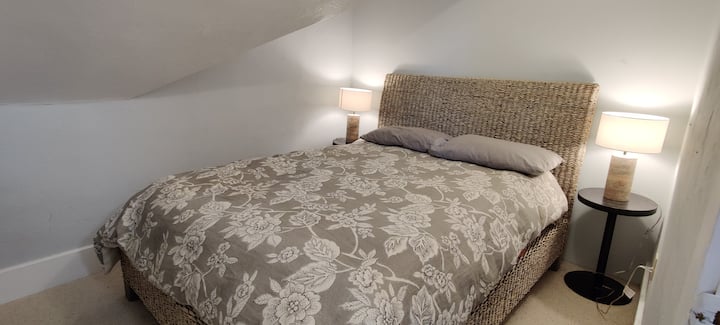 חדר שינה נעים בקומה השנייה.