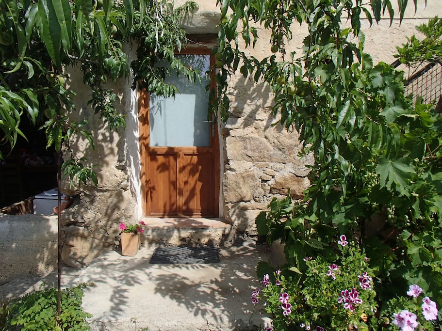 Entrée de la chambre indépendante de la maison. La cuisine d'été se trouve sur la gauche sous le préau.