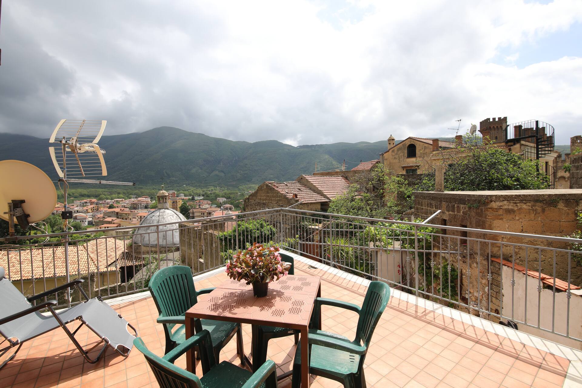 La Vigna Relaxation House in front of Lancillotti Castle