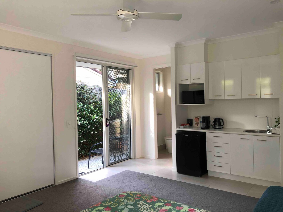 Top Airbnb: Modern Private Air Con Studio Sunrise Beach Noosa in Sunrise Beach