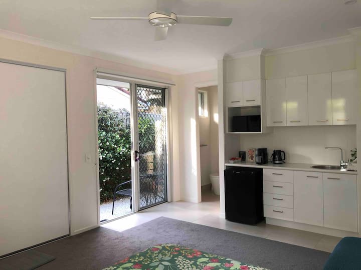 Modern Private Air Con Studio Sunrise Beach Noosa - ノーサ・シャイア