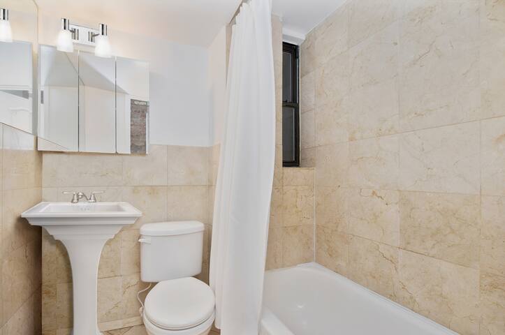 Cozy two bedroom apt close to Soho and NYU. gallery image 4