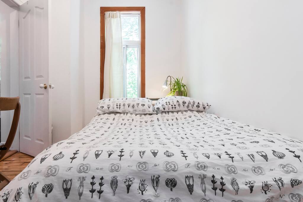 Chambre ensoleillé toute l'après-midi, qui donne derrière sur un rue très tranquille.