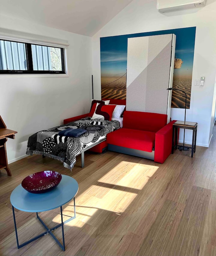 Mpangilio wa kitanda kimoja. Pia unapatikana kama vitanda viwili vya mtu mmoja au ukubwa mmoja - tazama picha iliyotangulia