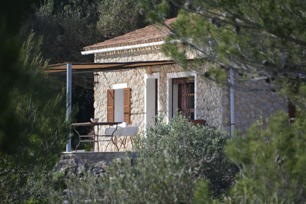 The view of the stone cottage.