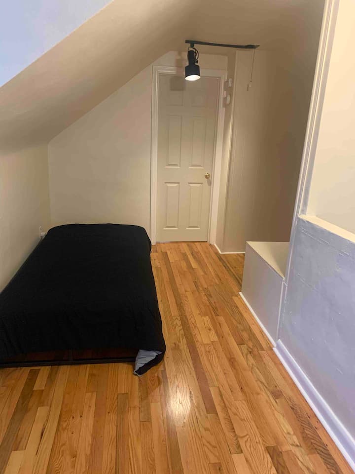 سرير مزدوج في الطابق العلوي في غرفة نوم شبه خاصة