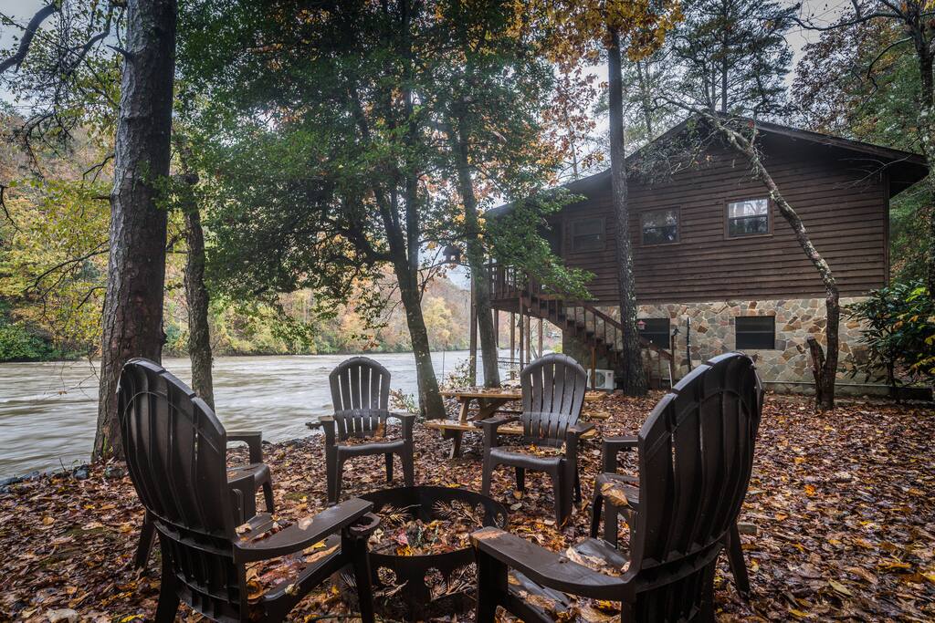 Paradise River Retreat (River Front!) Cabañas en alquiler en Murphy