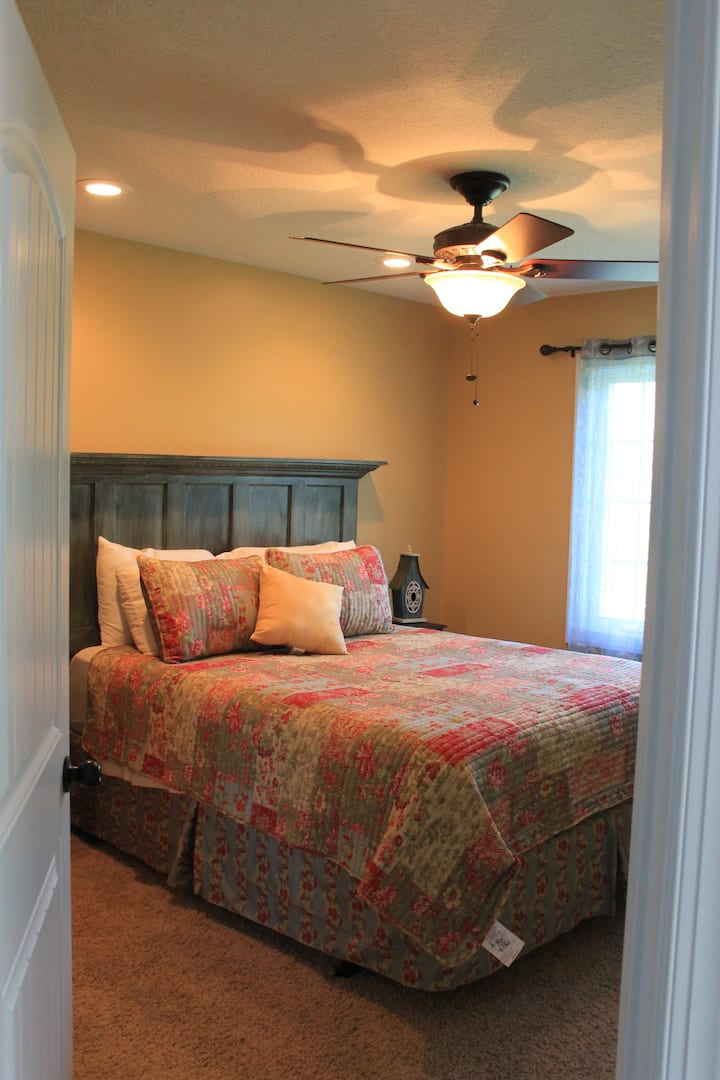 Im Obergeschoss - Schlafzimmer 4 mit Queensize-Bett, Kommode, verstecktem Spielbereich, begehbarem Kleiderschrank, Badewanne/Dusche.