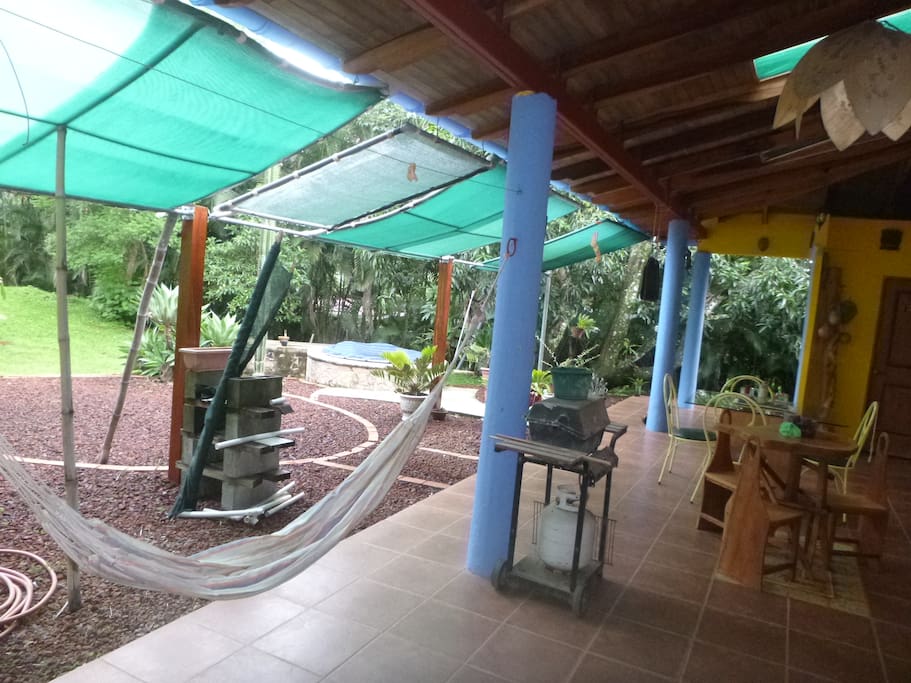 La terraza de hamacas para descansar. tambien hay parrillita para cocinar.!!