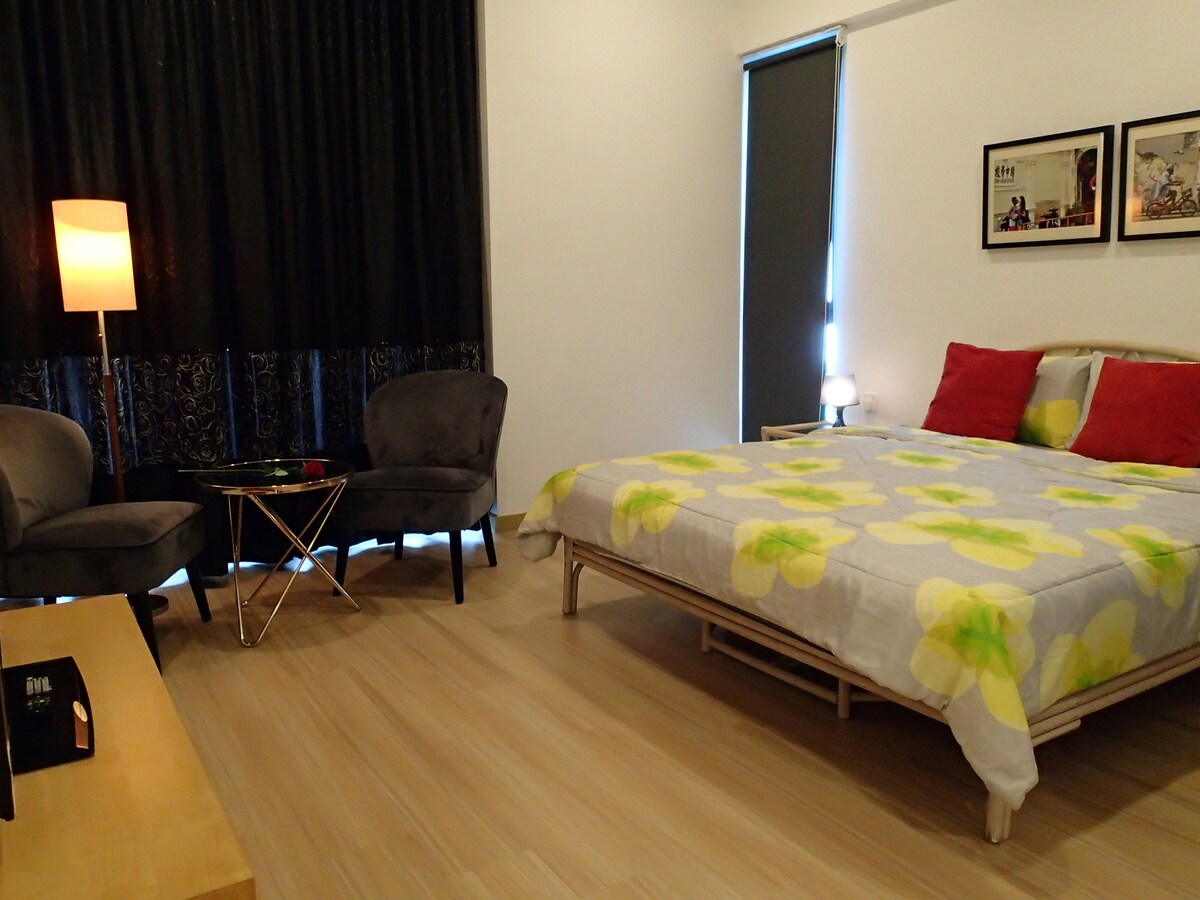 ห้องนอนใหญ่พร้อมห้องน้ำในตัวและอ่างน้ำร้อน คุณสามารถขอผ้านวมแยกต่างหาก 2 ผืนหรือผ้านวมขนาดคิงไซส์ 1 ผืนได้