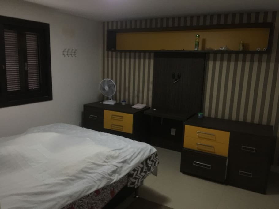 Quarto casal andar térreo, acompanhado de lavabo
