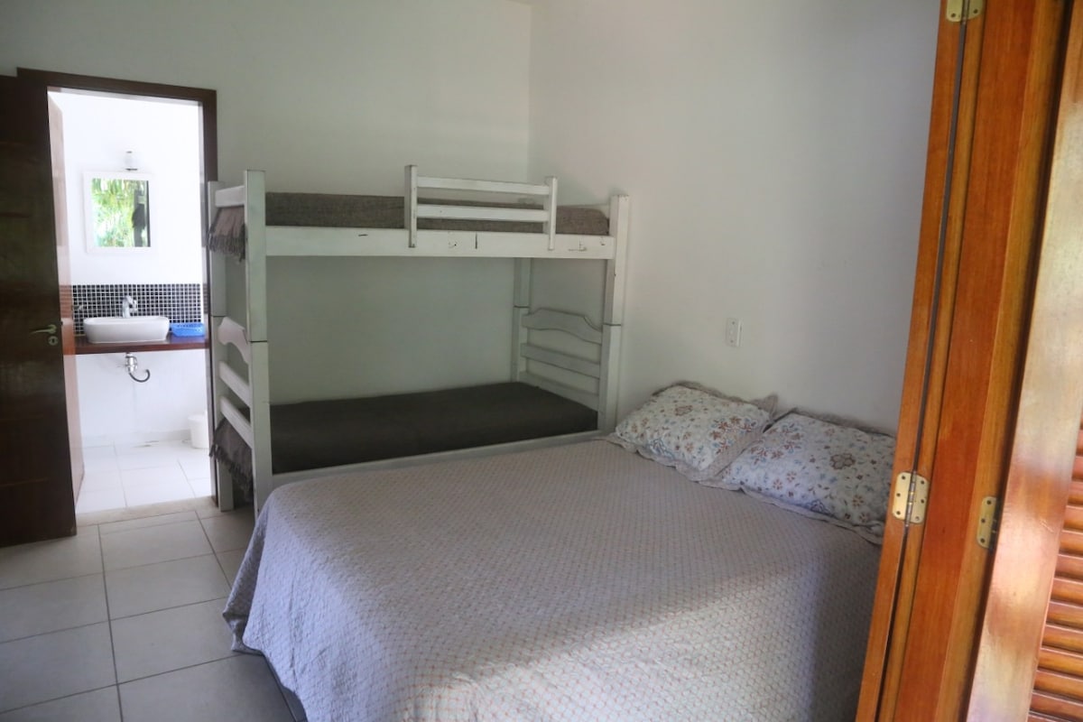 סוויטה זוגית ומיטת קומותיים בקומה העליונה