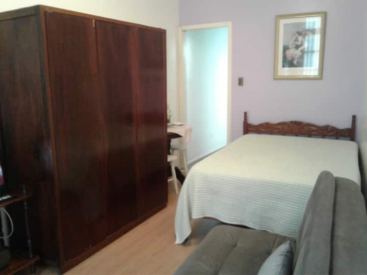 SALA DE ESTAR QUE TAMBIÉN FUNCIONA COMO UN DORMITORIO